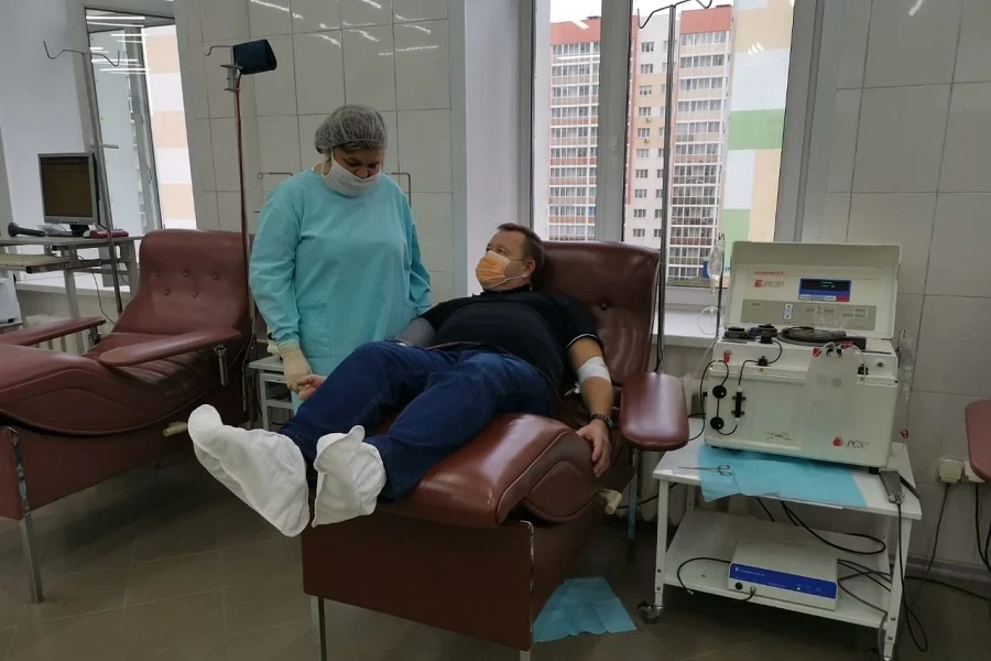 Лечение коронавируса у взрослого с помощью плазмы: как это делается и кому помогает