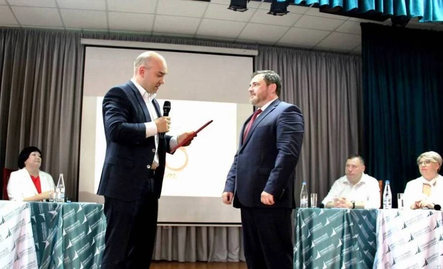 Егор Васильев вручает Павлу Клачкову Благодарственное письмо краевого парламента 03_Nagrada.jpeg