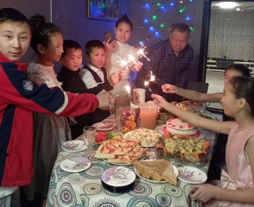 5. Не вся семья собралась за новогодним столом.jpg 5. Не вся семья собралась за новогодним столом.jpg