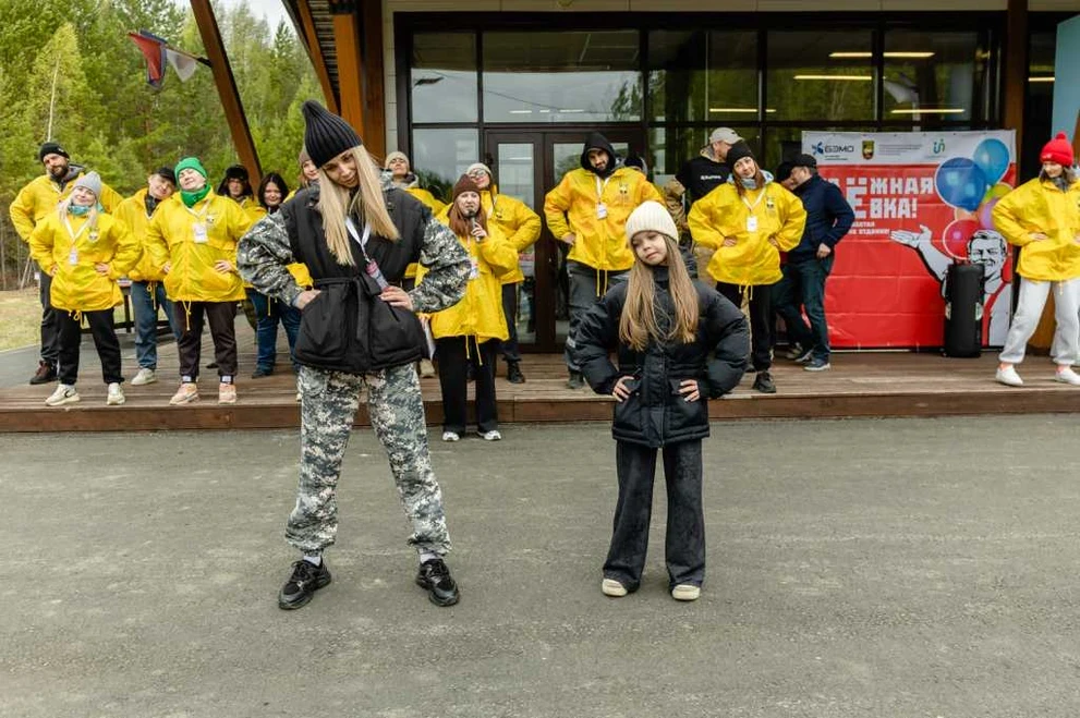 Алина Филатова с дочкой проводит разминку на Маёвке.. Алина Филатова с дочкой проводит разминку на Маёвке..jpg