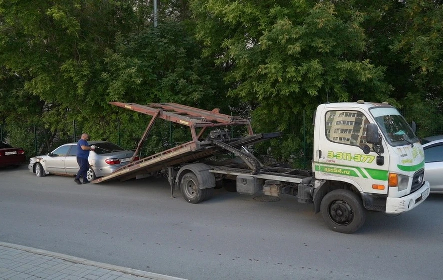 В Новосибирске убрали брошенные автомобили со дворов Кировского района