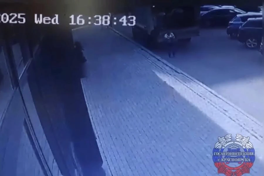 В Красноярске мусоровоз задавил пенсионерку