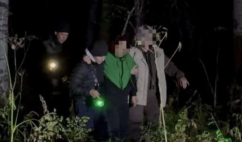 В Красноярском крае полицейские в течение часа нашли потерявшуюся в лесу женщину