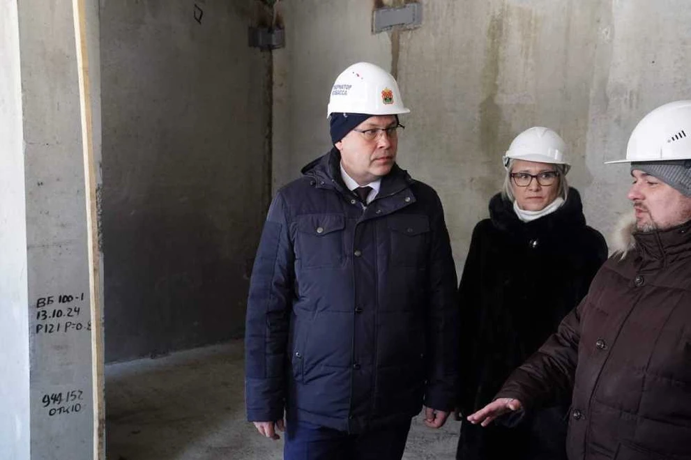 Губернатор Кузбасса проверил ход строительства жилого дома для детей-сирот
