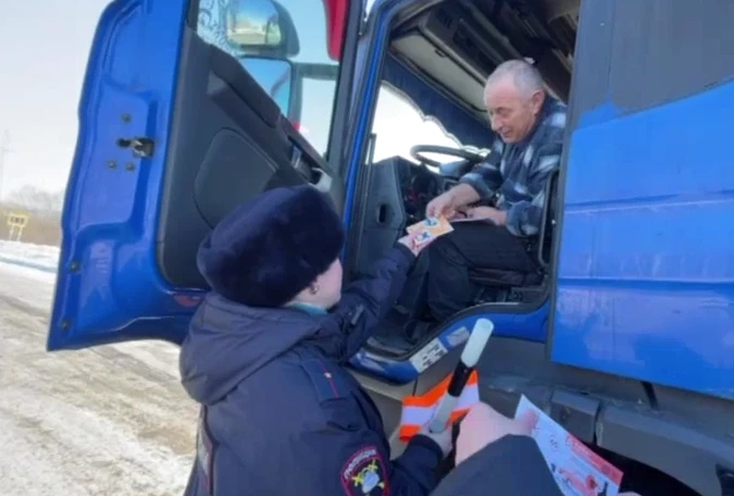 На дорогах Красноярского края водителей поздравляют с наступающим праздником