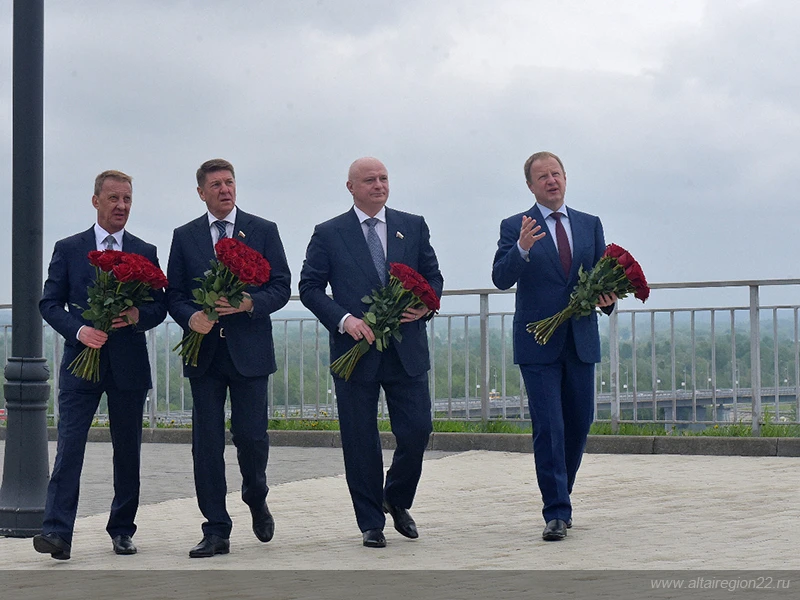 В Барнауле высокие гости возложили цветы к стеле «Город трудовой доблести»
