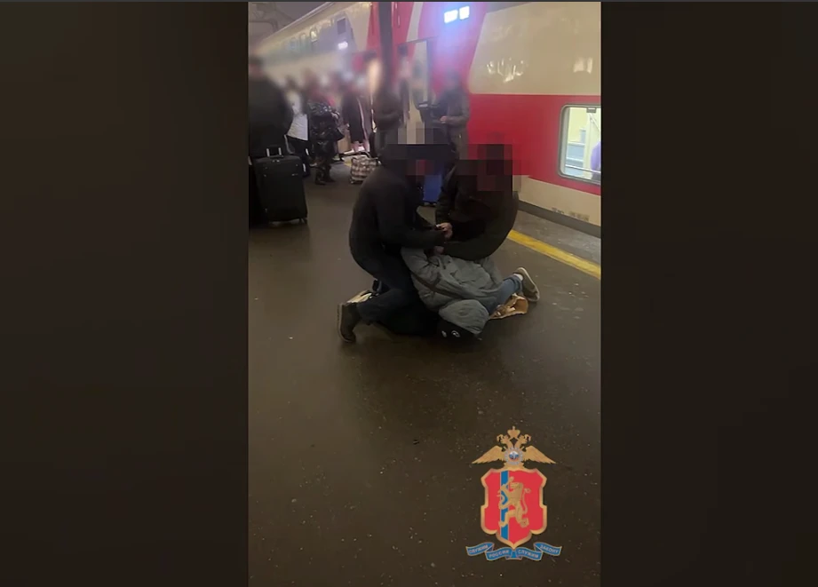 Полицейские из Красноярского края задержали в Питере курьера мошенников