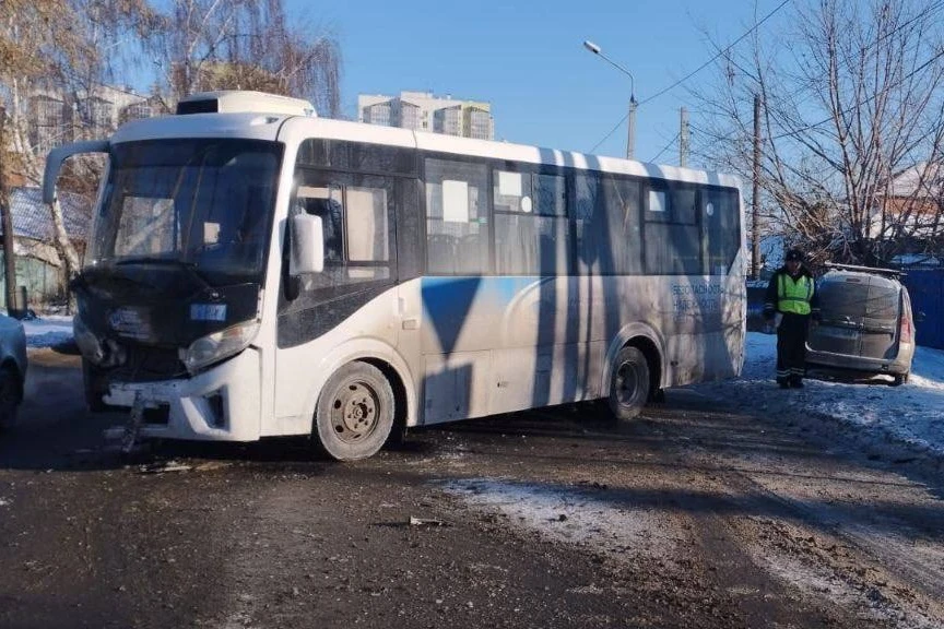 В Омске «Ларгус» не уступил дорогу автобусу