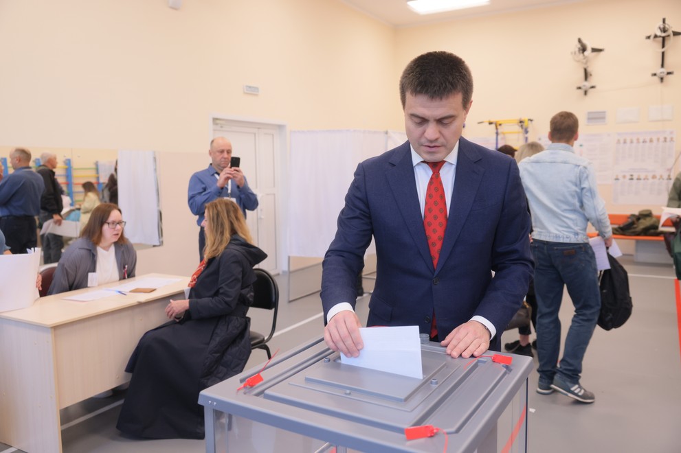 Глава Красноярского края проголосовал на выборах