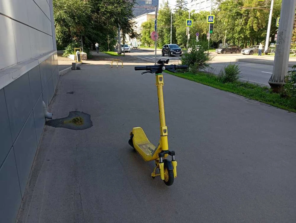 В Красноярске электросамокатчик сбил пенсионера