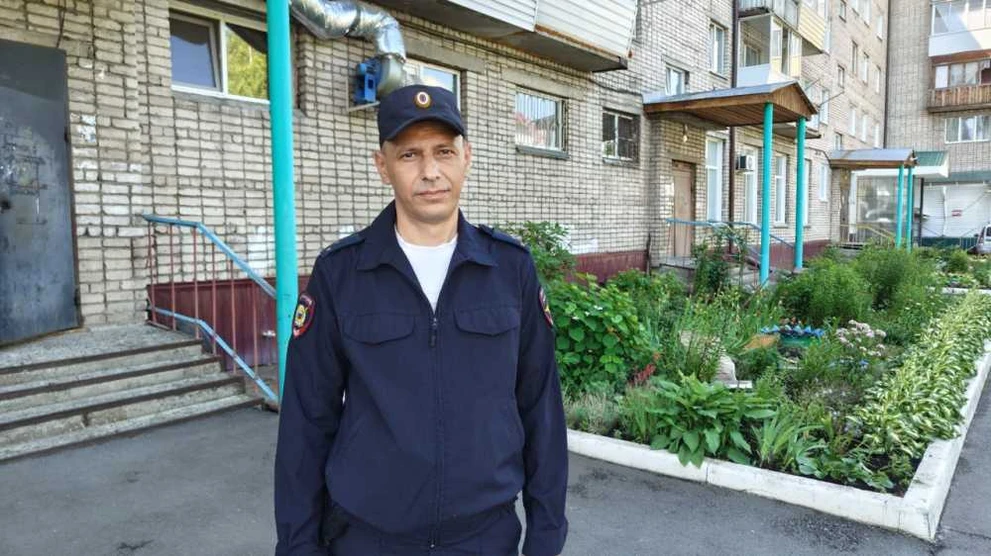 Полицейский из Горно-Алтайска спас мужчину из горящей квартиры