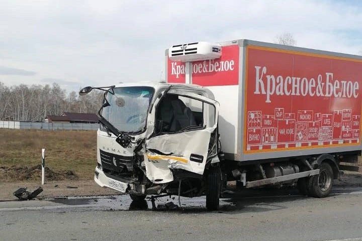 В Омской области КамАЗ выехал на «встречку» и совершил ДТП