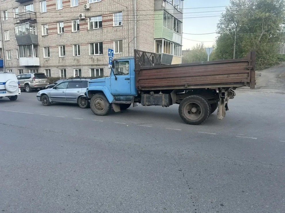 Полиция выясняет обстоятельства смертельной аварии в Горно-Алтайске