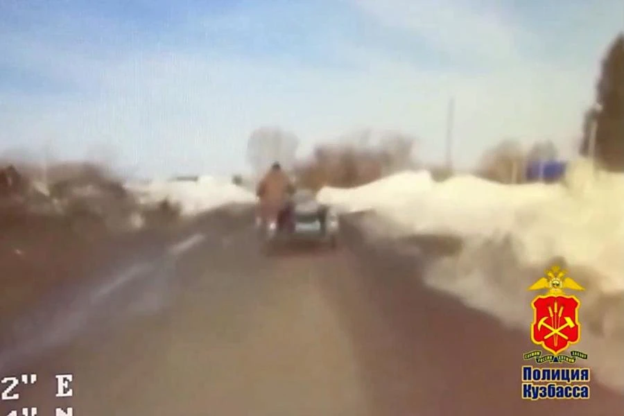 В Кемеровской области полицейские смогли остановить пожилого байкера только с помощью табельного оружия