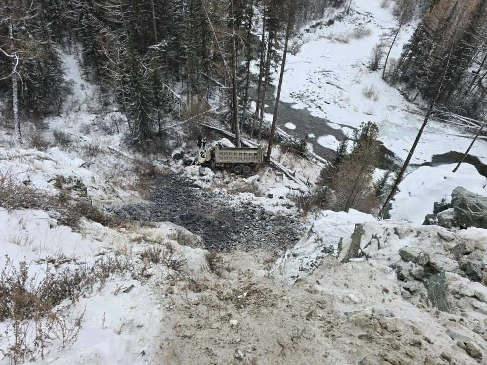 В Республике Алтай грузовик сорвался с обрыва 