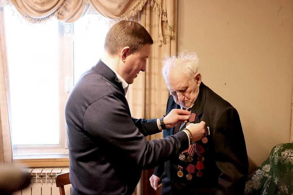 Глава Республики Алтай вручил медаль ветерану труда к 80-летию Победы