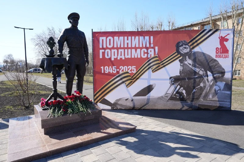 В Красноярске установили новый памятник Герою Советского Союза 