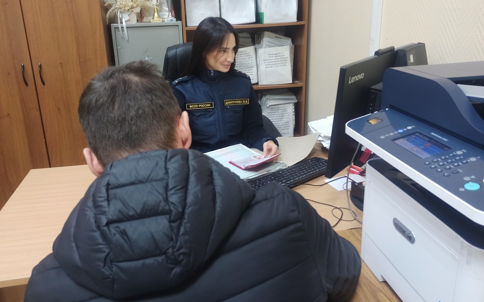 В Новосибирске алиментщик пытался скрыть машину от ареста, установив на неё подложные номера
