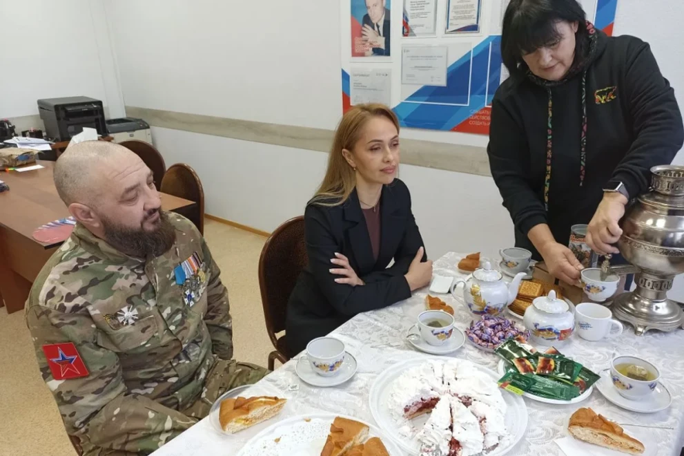 Партийцы Красноярска пригласили участников СВО на чаепитие в рамках акции «Вкус дома — вкус Победы»