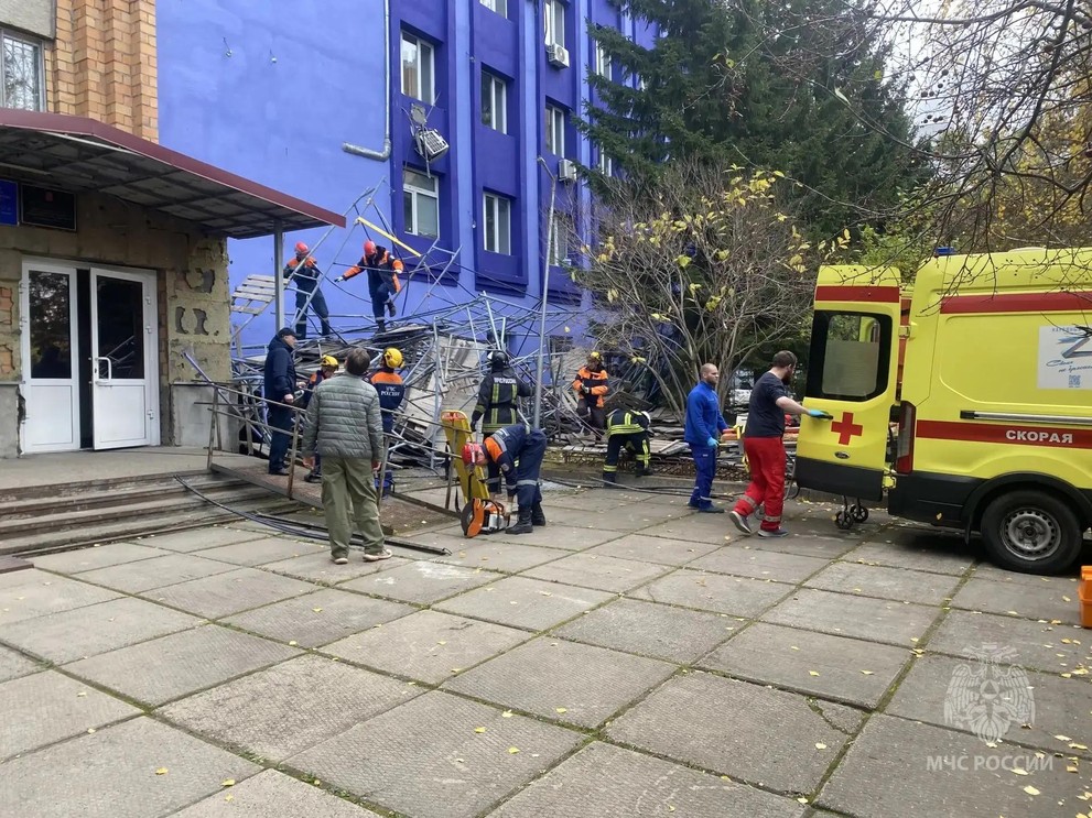 В Октябрьском районе Красноярска обрушились строительные леса