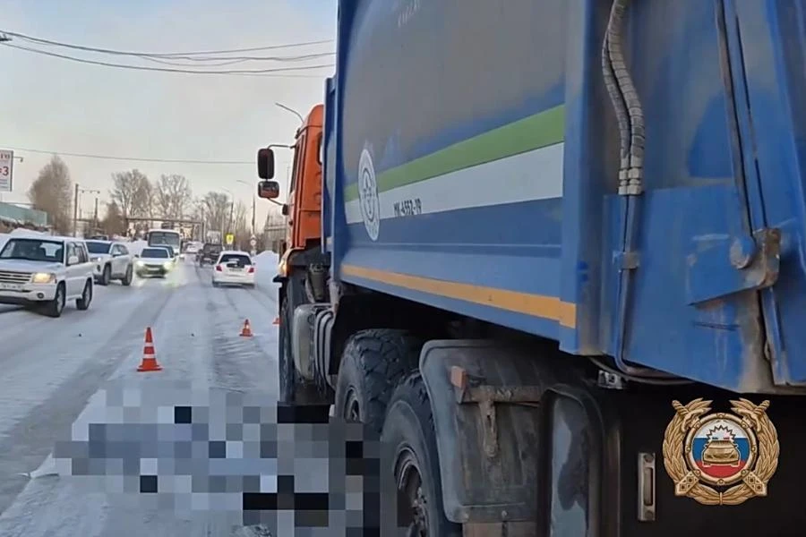В Иркутской области под колёсами КамАЗа погиб пешеход