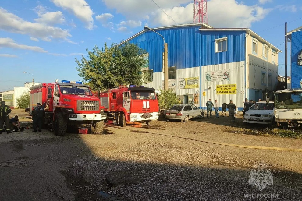На правобережье Красноярска в нежилом здании произошёл пожар
