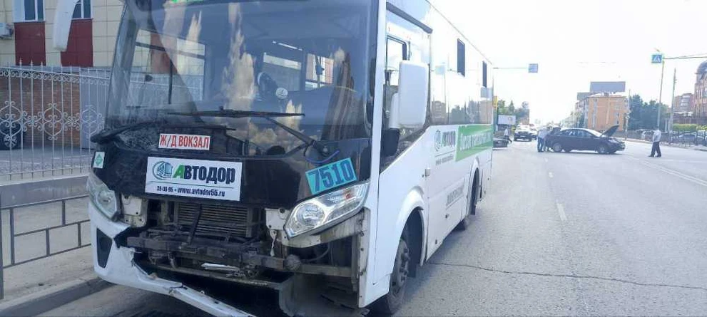 В Омске 7 человек пострадали от столкновения автомобиля и автобуса 