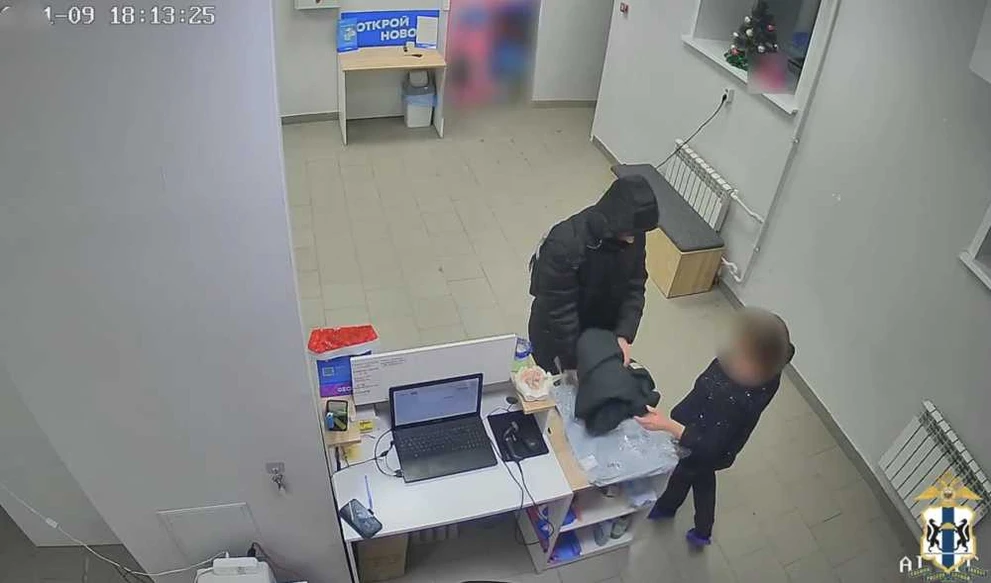 В Новосибирске задержали юношу, укравшего куртку из пункта выдачи