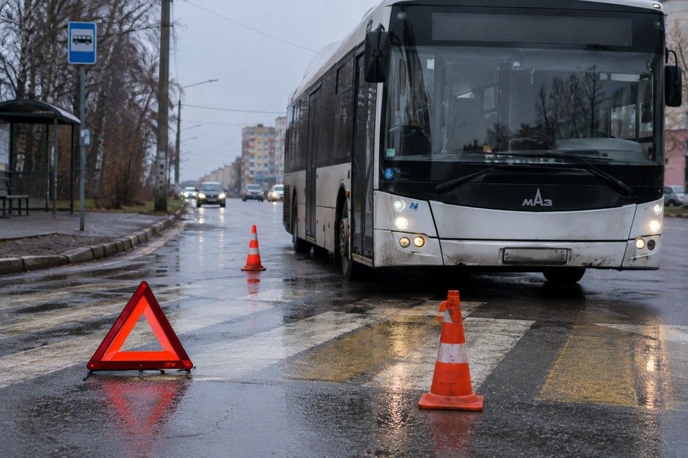 Автобус насмерть сбил пенсионера на пешеходном переходе в Омске