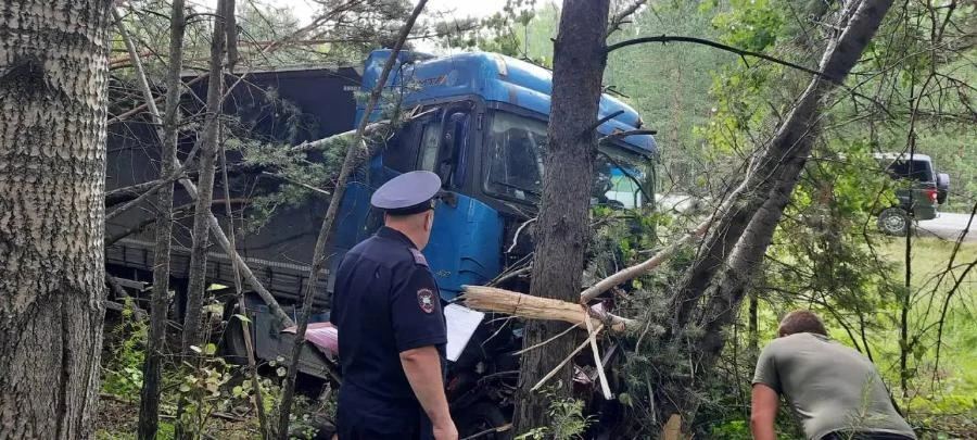 В Красноярском крае 4 человека погибли в лобовом столкновении ВАЗ-2104 с фурой