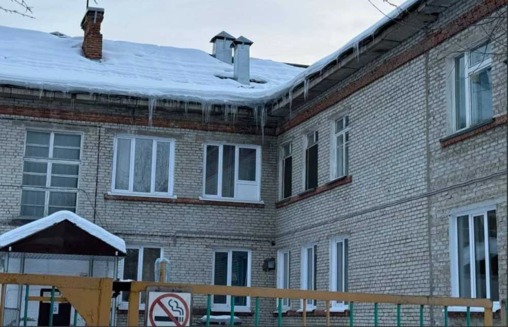 В Томской области по требованию очистили крышу детского сада от наледи