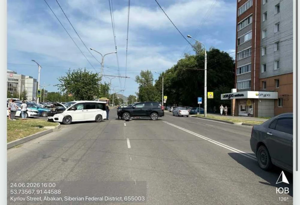 Две автоледи неудачно столкнулись в Абакане 