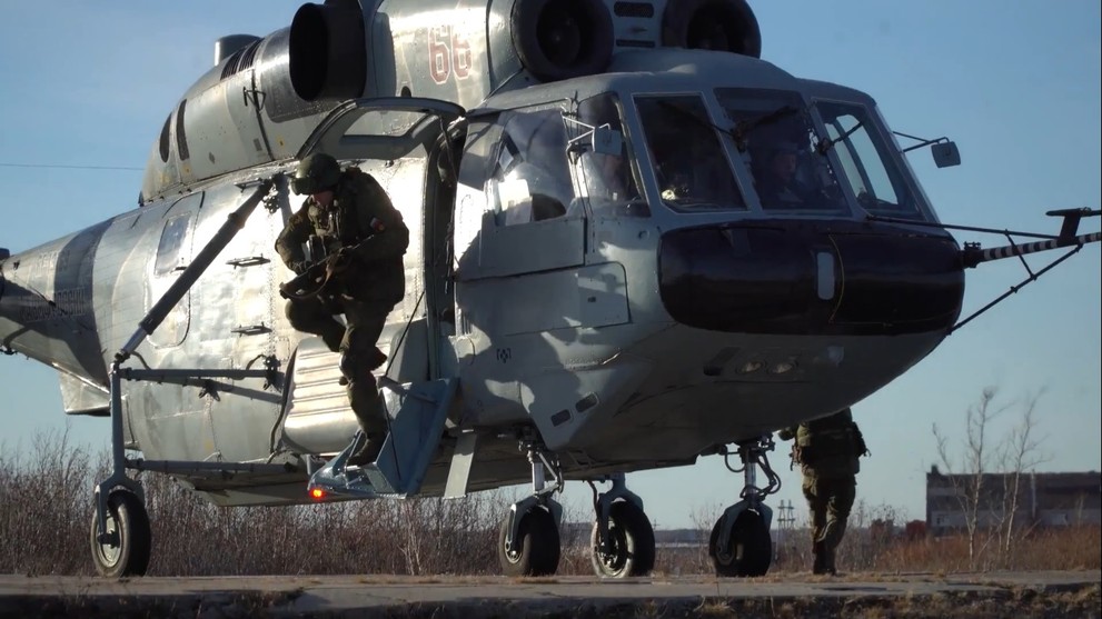 На севере Красноярского края военные моряки продемонстрировали навыки освобождения морского порта