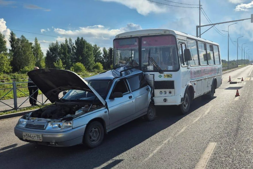 В Омске автобус врезался в автомобиль перед светофором. Один человек погиб