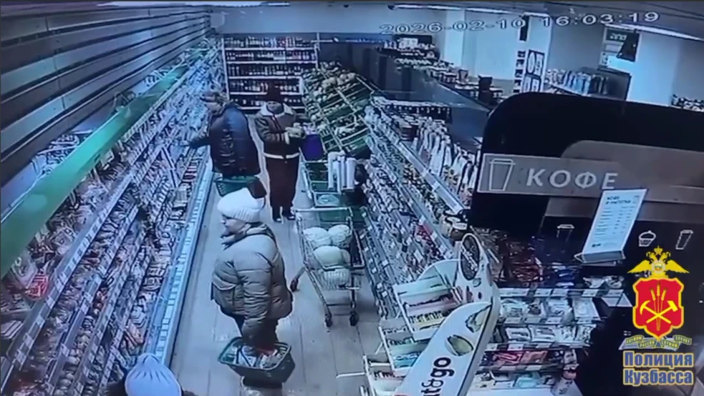 В Кузбассе женщина выносила продукты из супермаркетов вёдрами