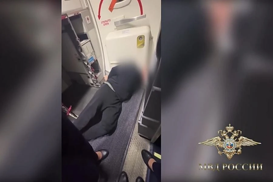 На самолёте, летевшем в Омск, буйного пассажира пришлось «зафиксировать» скотчем