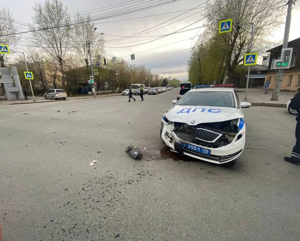 Патрульная машина ГИБДД попала в аварию на оживлённом перекрёстке Томска