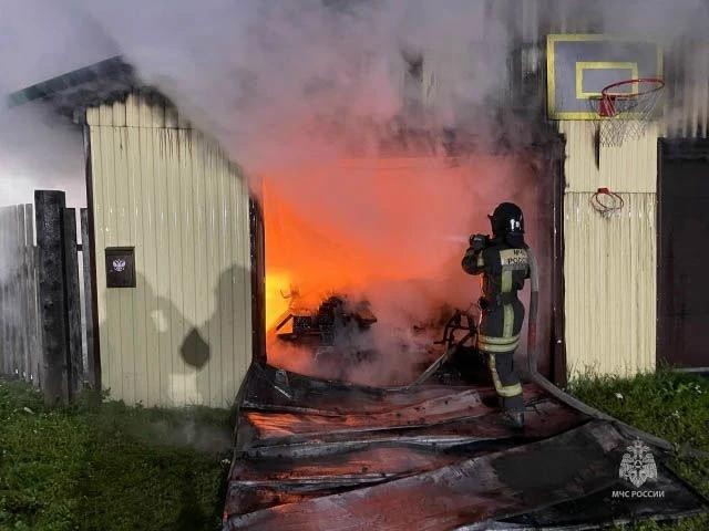 В Ачинском округе Красноярского края из-за короткого замыкания сгорели 2 гаража