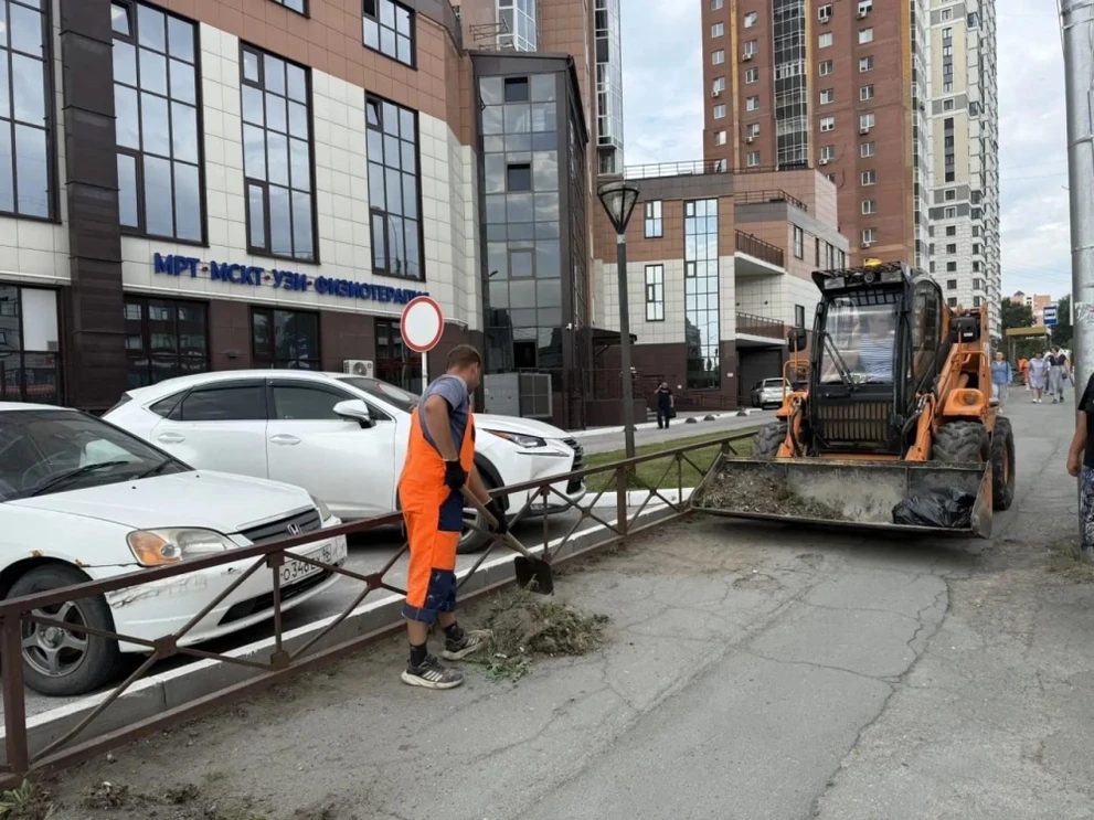 В Дзержинском районе Новосибирска обновляют и очищают магистрали