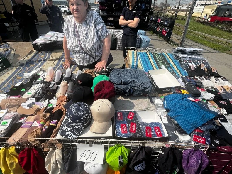 В Новосибирске изъяли более 80 сумок с товарами у незаконных торговцев