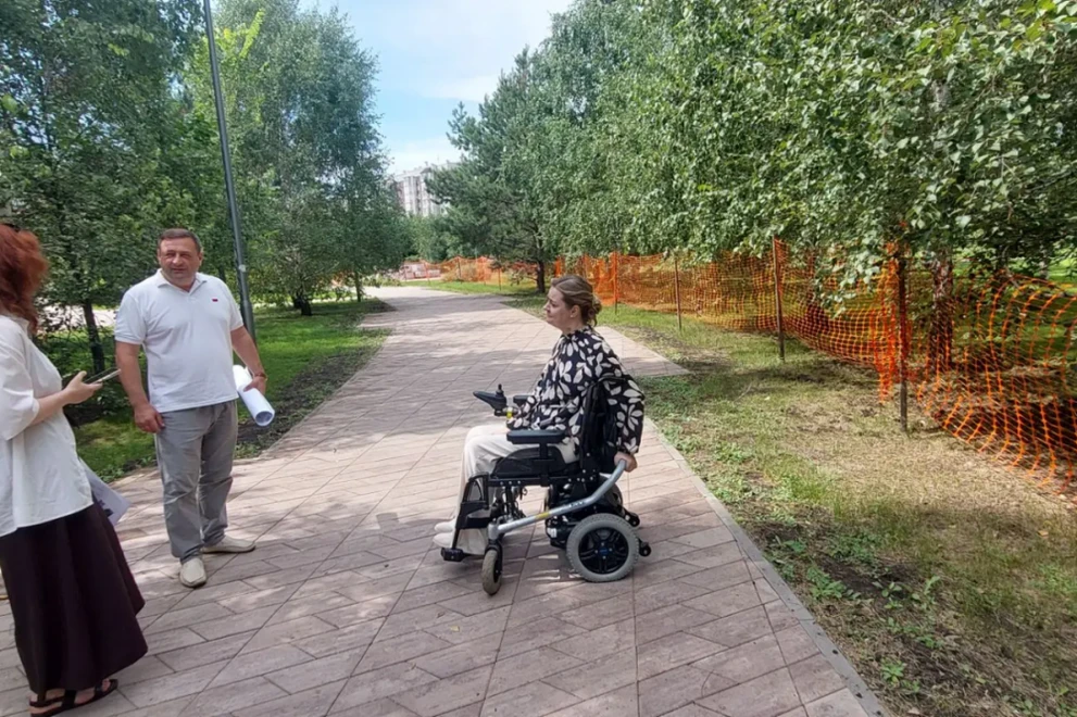 Наталья Каптелинина и активисты штаба общественной поддержки «Единой России» провели мониторинг парка 400-летия Красноярска