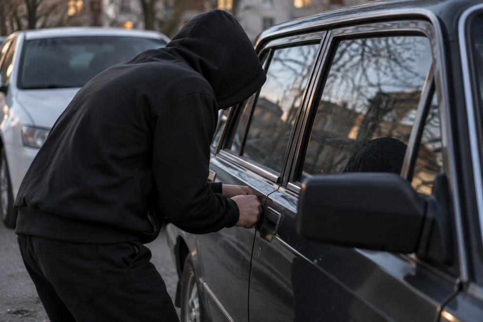 Студента заподозрили в двух кражах из автомобилей в Абакане