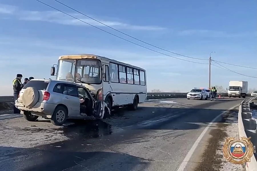 В Иркутской области водитель внедорожника погиб в лобовом столкновении с автобусом