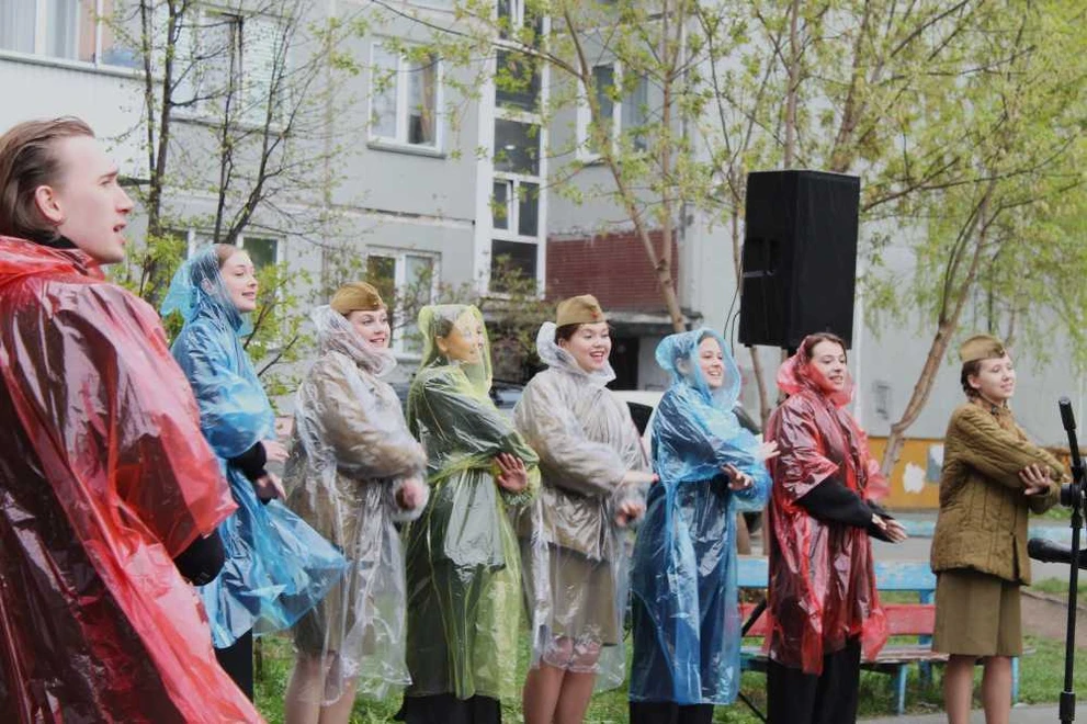 В Новосибирске прошла акция «Двор поет Катюшу» ко Дню Победы