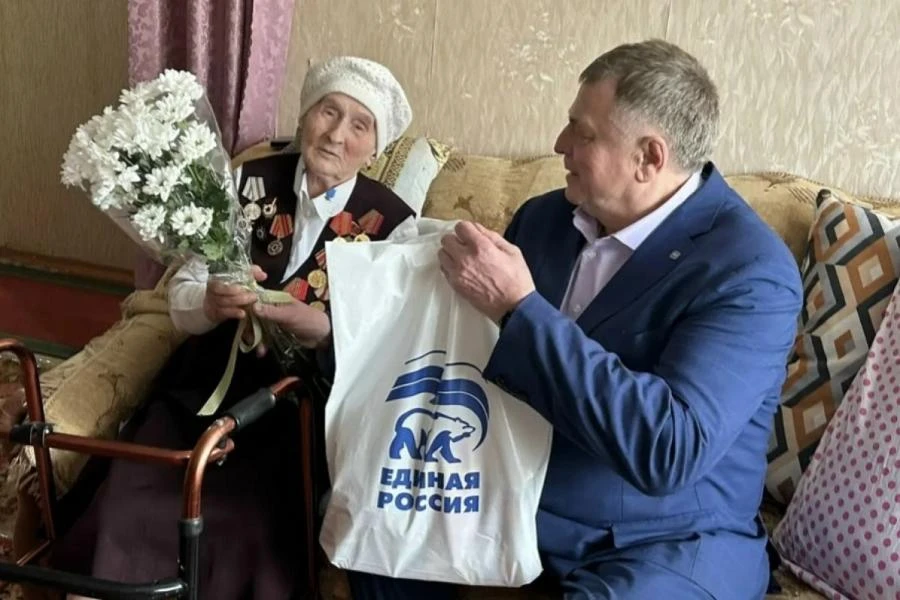 Красноярские единороссы поздравляют женщин-ветеранов с Международным женским днём