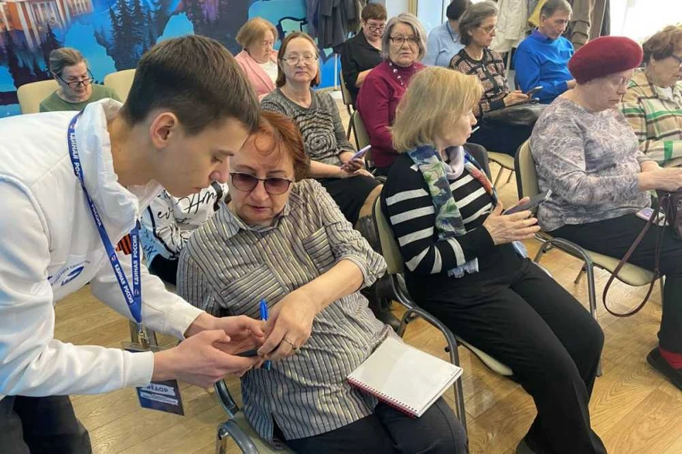 В Красноярске в Штабе общественной поддержки учили пенсионеров настраивать телефон 