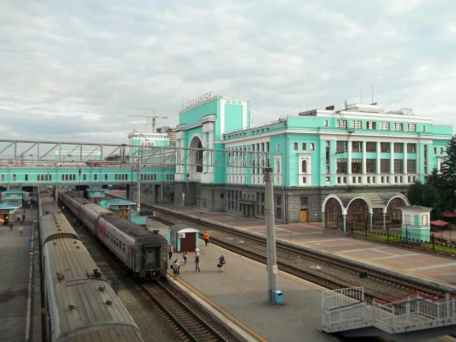 В Новосибирске трое подростков залезли на крышу электропоезда