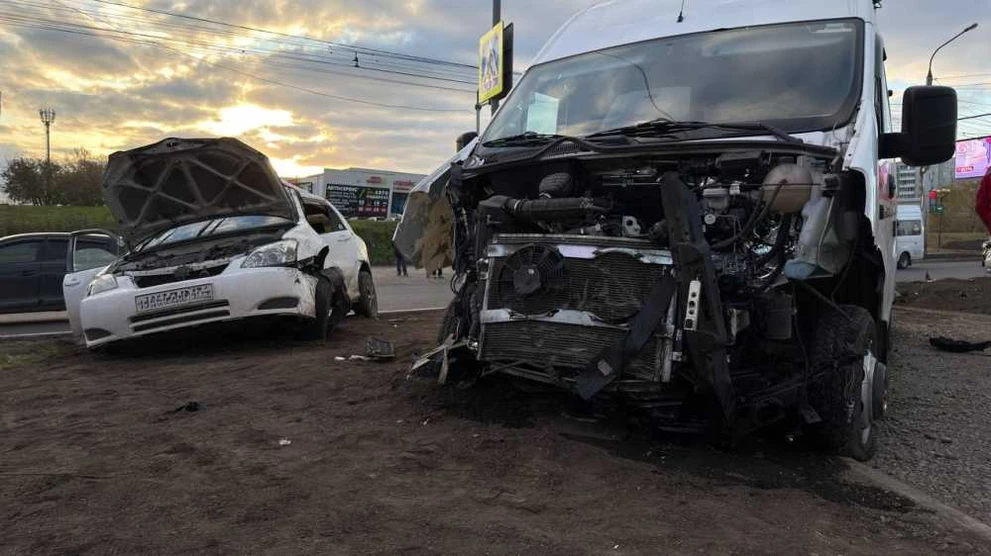 В Советском районе Красноярска произошло ДТП между скорой помощью и легковушкой