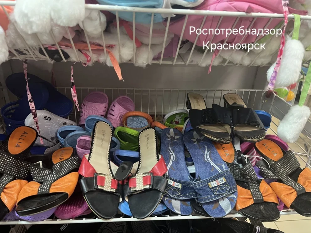 На севере Красноярского края конфисковали 50 пар немаркированной обуви 