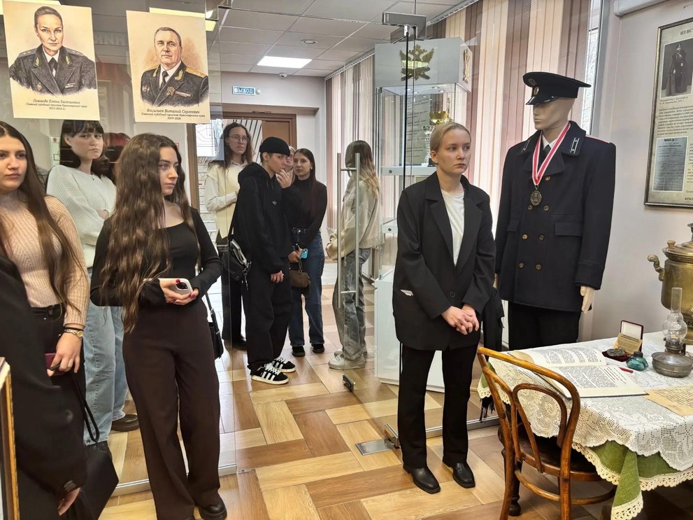 В Красноярске приставы провели студентам экскурсию в ведомственный музей